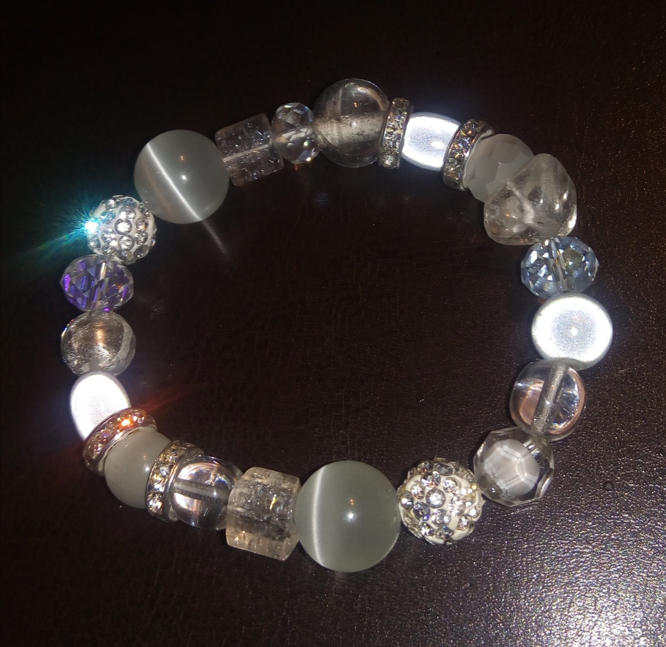 Bracelet blanc, perles, cristal de swarovski, oeil de chat et verre.