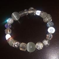 Bracelet blanc, perles, cristal de swarovski, oeil de chat et verre.