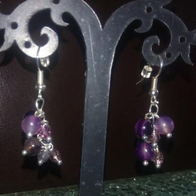 Boucles d'oreilles pendantes, prune cristal de swarovski et  pierres naturelles.