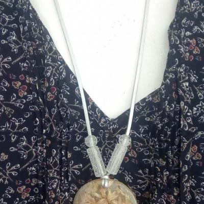 Sautoir cordon gris et pendentif cabochon résine et perles.