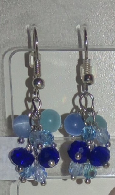 Boucles d'oreilles pendantes, bleu, cristal de swarovski et  pierres naturelles.