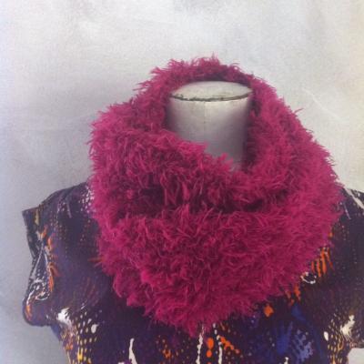 Col snood géant en laine fausse fourrure rose.