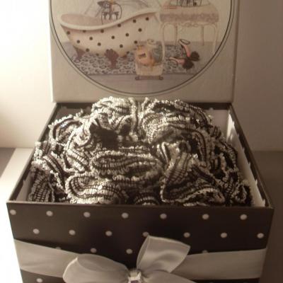 Coffret cadeaux style glamour, ruban- strass et son écharpe frou-frou noire.