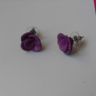 Boucles d'oreilles fleur rose et noire.