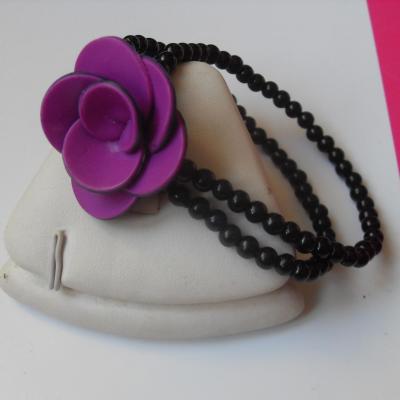 Bracelet 2 rangs de perles noires et fleur rose.