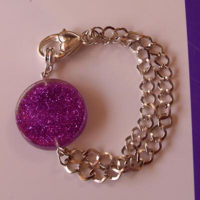 Bracelet cabochon violet et paillettes, chaines argentées.