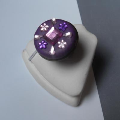 Bague ronde, gros cabochon violet et strass rose-violet.