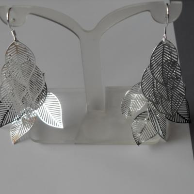 Boucles d'oreilles pendantes argent et feuilles.