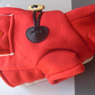 Vêtement chien, manteau duffle coat rouge et capuche.