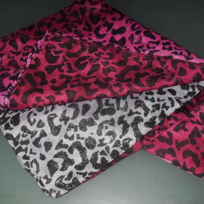 Foulard long, léopard gris, rose et violet.