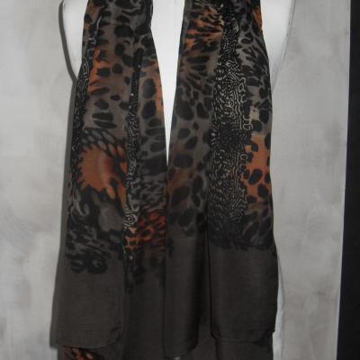 Foulard long, imprimé marron, noir et orange.