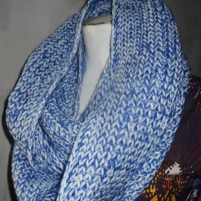 Maxi col snood en laine et fils argent.