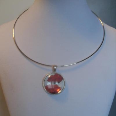 Collier cable et pendentif cabochon rond coquelicot.