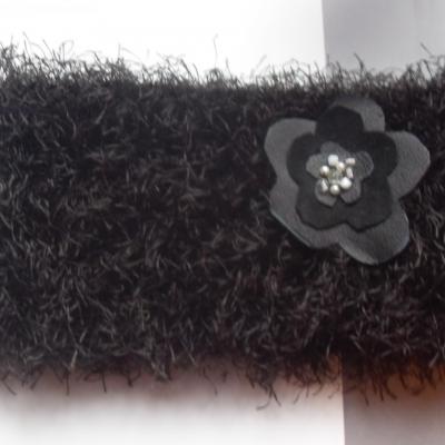 Bandeau noir fausse fourrure et sa broche fleur.