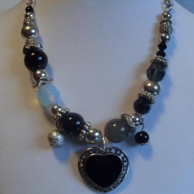 Collier perles et métal argenté, gros coeur noir et pampilles.