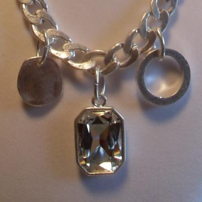 Collier maillons argentés, gros strass rectangle et pampilles.