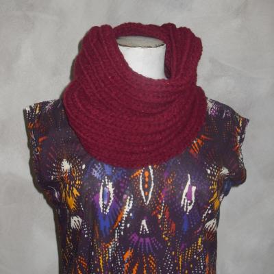 Col snood géant en laine bordeaux et fil argenté.