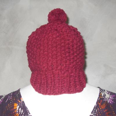 Bonnet bordeaux, fil argent et pompon.