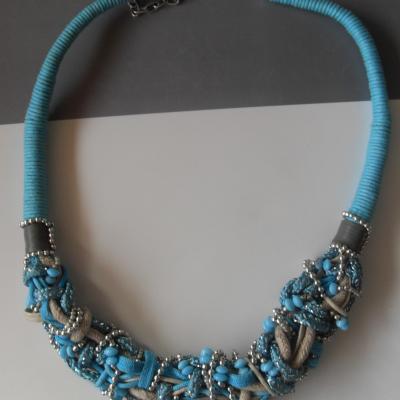 Collier turquoise, perles, cordons et tissu.