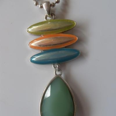 Collier chaîne billes, pendentif émail et cabochon vert.