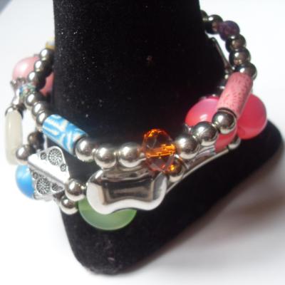 Bracelet multicolore, 3 rangs de perles et métal argenté.