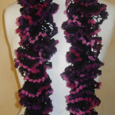 Echarpe frou-frou noire, rose et violette à volant et pompons, laine ruban.