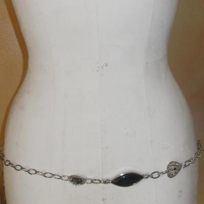 Ceinture-bijou, chaîne-coeur-strass et perles argentées et noires.