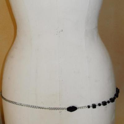 Ceinture-bijou, chaîne-cubes-perles plates argentées et noires.