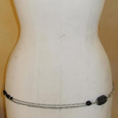 Ceinture-bijou, chaîne-maillons, grosse perle grise et perles noires.