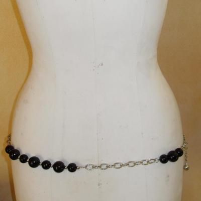 Ceinture-bijou, maillons métal argenté et perles noires.