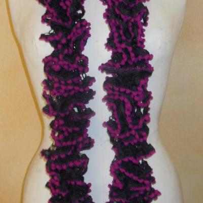 Echarpe frou-frou violette à volant et pompons fuschia, laine ruban.