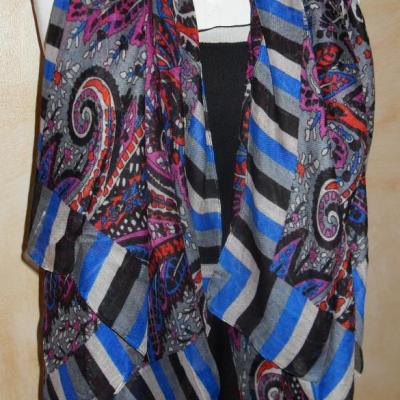 Foulard long, rayé et motifs multicolore.