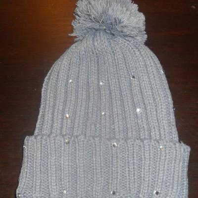 Bonnet laine gris, strass et pompon.