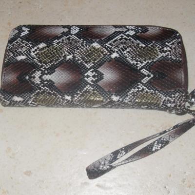 Porte-feuille, pochette marron imitation peau de serpent.