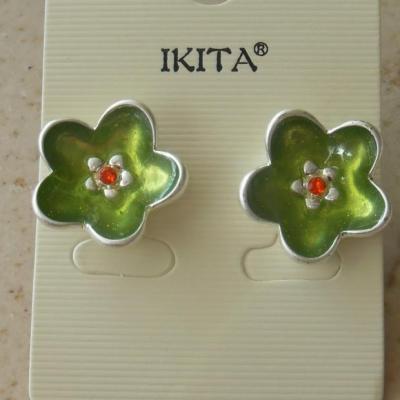 Boucles d'oreilles fleur métal et fleur verte émail et strass.