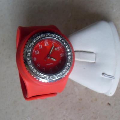 Montre ronde silicone rouge et strass, bracelet clic-clac.