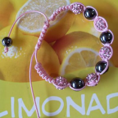 Bracelet shamballa rose, 5 sphères strass de verre et hématites sur cordon rose.
