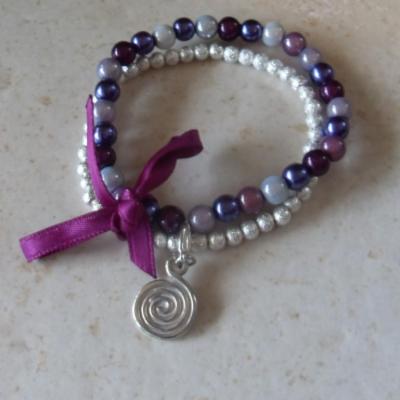 Bracelet violet-argenté perles , ruban et son charm's rond spirale.