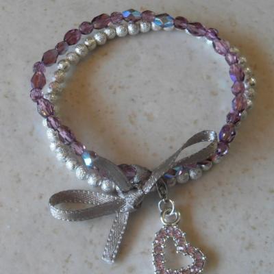 Bracelet violet-argenté perles swarovski, ruban et son charm's coeur strass.