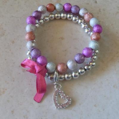 Bracelet perles multicolores- rose-argenté, ruban et son charm's coeur strass.