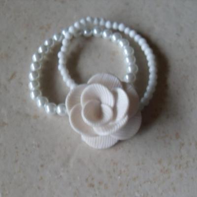 Bracelet 2 rangs de perles blanches et fleur ivoire.