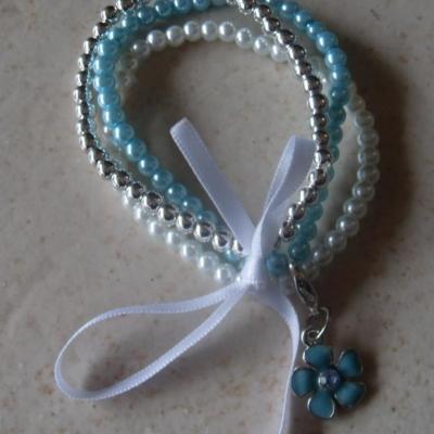 Bracelet perles turquoise-argenté-blanc, ruban et son charm's fleur.