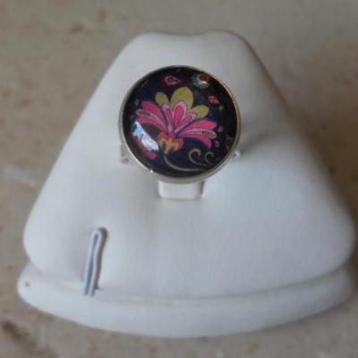 Bague ronde, cabochon de verre et motifs.