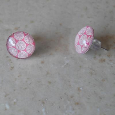 Boucles d'oreilles rondes, cabochon de verre et motifs.