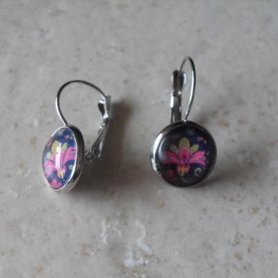 Boucles d'oreilles pendantes, cabochon de verre rond et motifs.