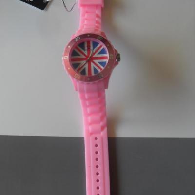 Montre ronde rose à aiguilles, drapeau angleterre, et bracelet silicone.