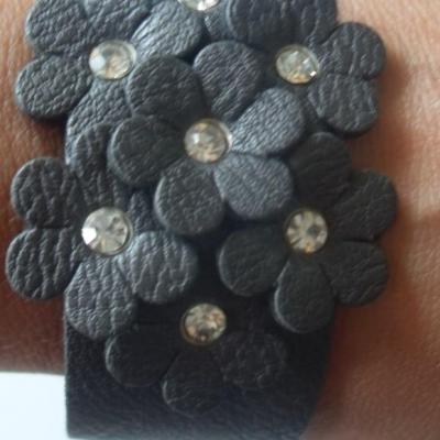 Bracelet gris simili cuir et ses fleurs grises-strass.