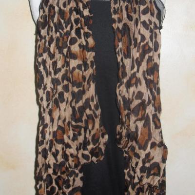 Foulard long, léopard marron et noir.