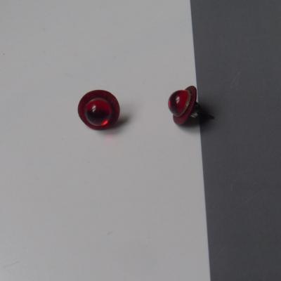 Boucles d'oreilles rondes, boutons de nacre et strass rouge.