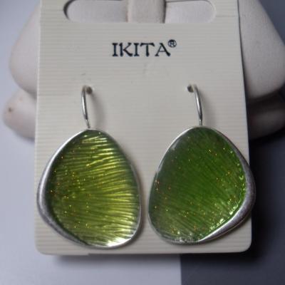 Boucles d'oreilles dormeuses métal et émail vert.